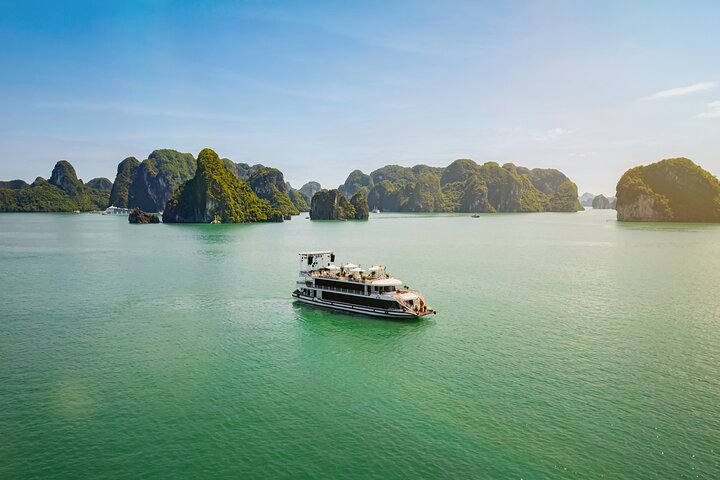 Premium Luxury Cruise from Hanoi with Limousine, Live Music & Vietnamese Lunch