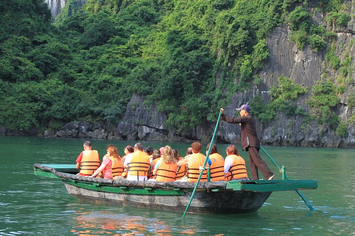 Premium Luxury Cruise from Hanoi with Limousine, Live Music & Vietnamese Lunch