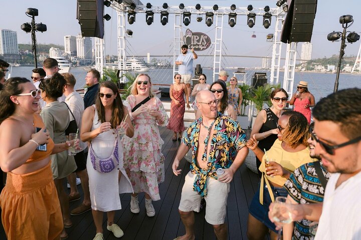 Premium Luxury Cruise from Hanoi with Limousine, Live Music & Vietnamese Lunch