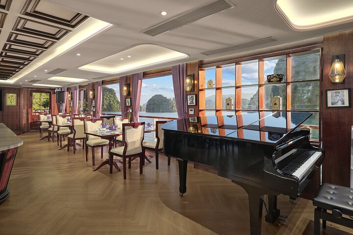Premium Luxury Cruise from Hanoi with Limousine, Live Music & Vietnamese Lunch