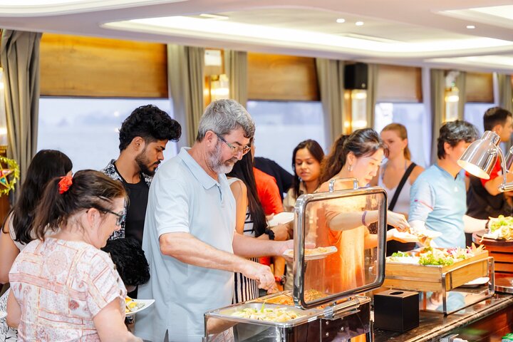 Premium Luxury Cruise from Hanoi with Limousine, Live Music & Vietnamese Lunch
