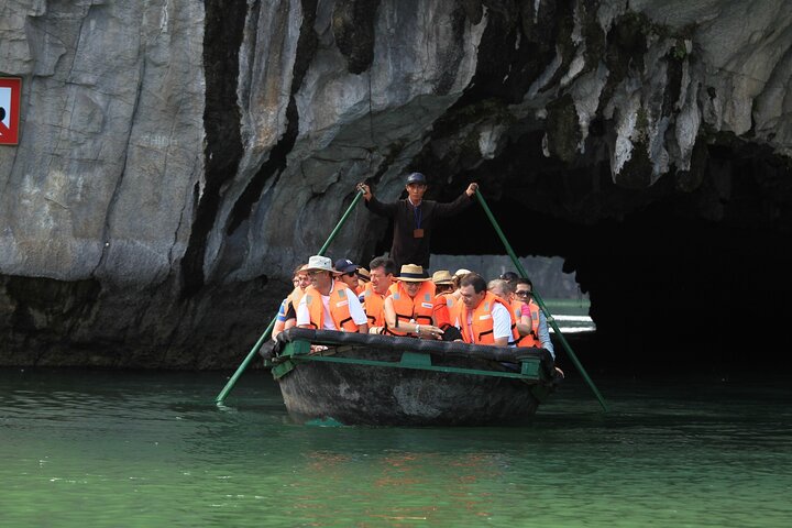 Premium Luxury Cruise from Hanoi with Limousine, Live Music & Vietnamese Lunch