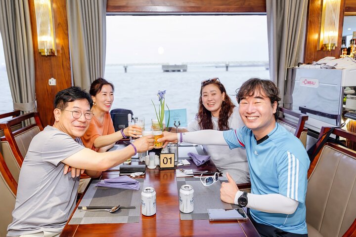 Premium Luxury Cruise from Hanoi with Limousine, Live Music & Vietnamese Lunch