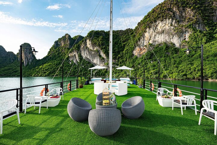 Premium/Luxury Cruises Explore Halong Bay In One Day