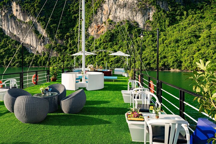 Premium/Luxury Cruises Explore Halong Bay In One Day