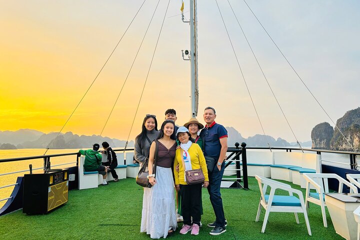 Premium/Luxury Cruises Explore Halong Bay In One Day