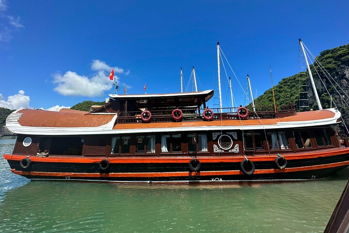 Private Charter Junk in Cat Ba Island & Lan Ha Bay 3days/2nights