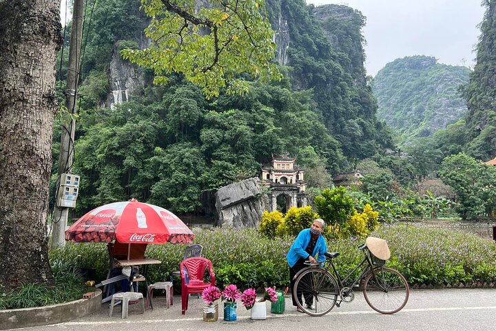 Private Day Trip to Trang An - Mua Cave - Bich Dong By Limousine