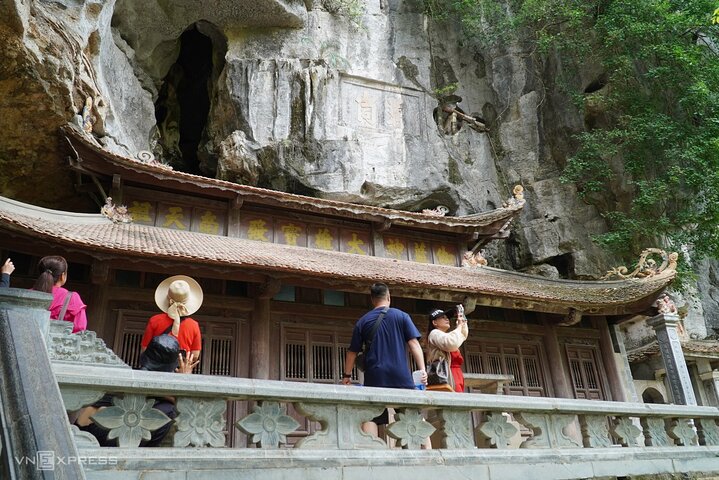Private Day Trip to Trang An - Mua Cave - Bich Dong By Limousine