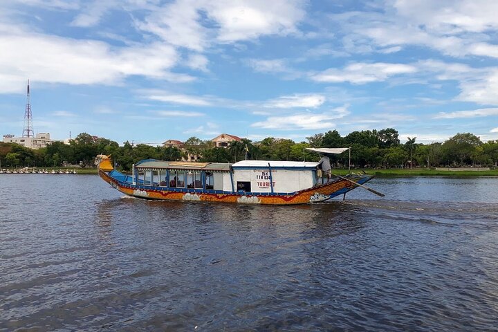 Dragon Boat Trip Sightseeing Hue city - Private tour