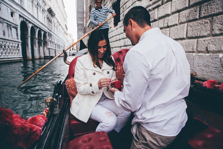 Private Gondola Ride with Professional Photographer in Venice