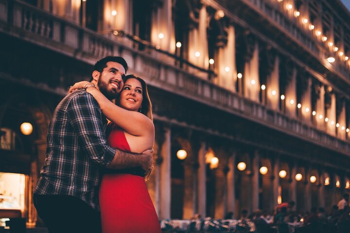 Private Gondola Ride with Professional Photographer in Venice
