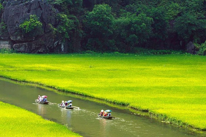 Sailing on boat to Hoa Lu