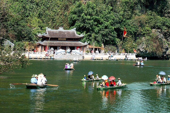 rowing on the stream to Tam Coc