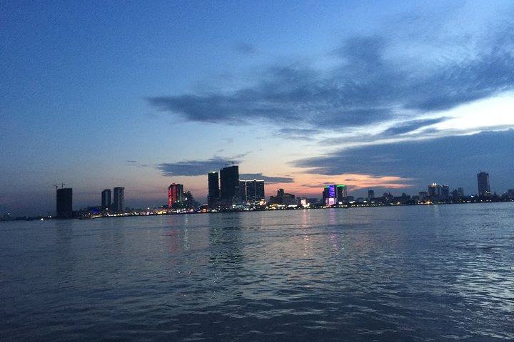 Private Tour to Udong Hill & Sunset Cruise on Mekong River