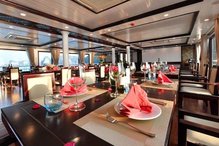 Sapphire Cruise-Luxury Cruise 2 Days 1 Night Tour-Balcony & Bathtub Jacuzzi Room