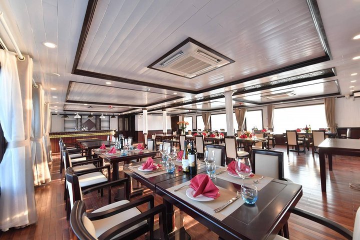 Sapphire Cruise-Luxury Cruise 2 Days 1 Night Tour-Balcony & Bathtub Jacuzzi Room