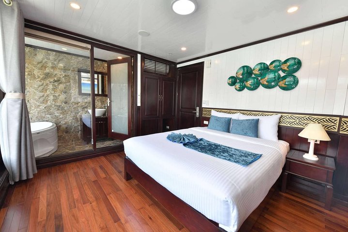 Sapphire Cruise-Luxury Cruise 2 Days 1 Night Tour-Balcony & Bathtub Jacuzzi Room