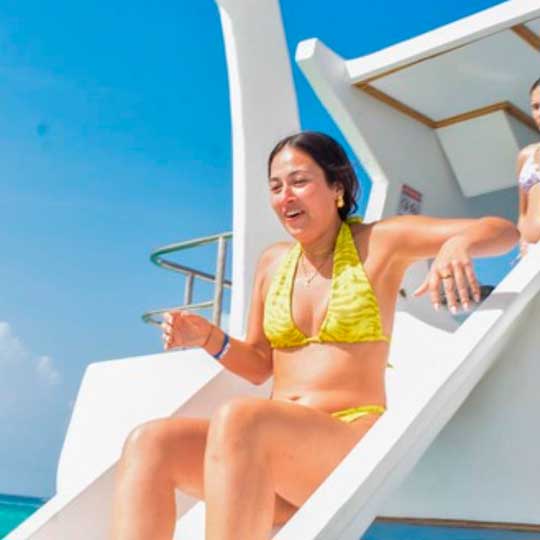 Share party Boat Snorkeling Sand Bar Cocktails Crystal Water vip