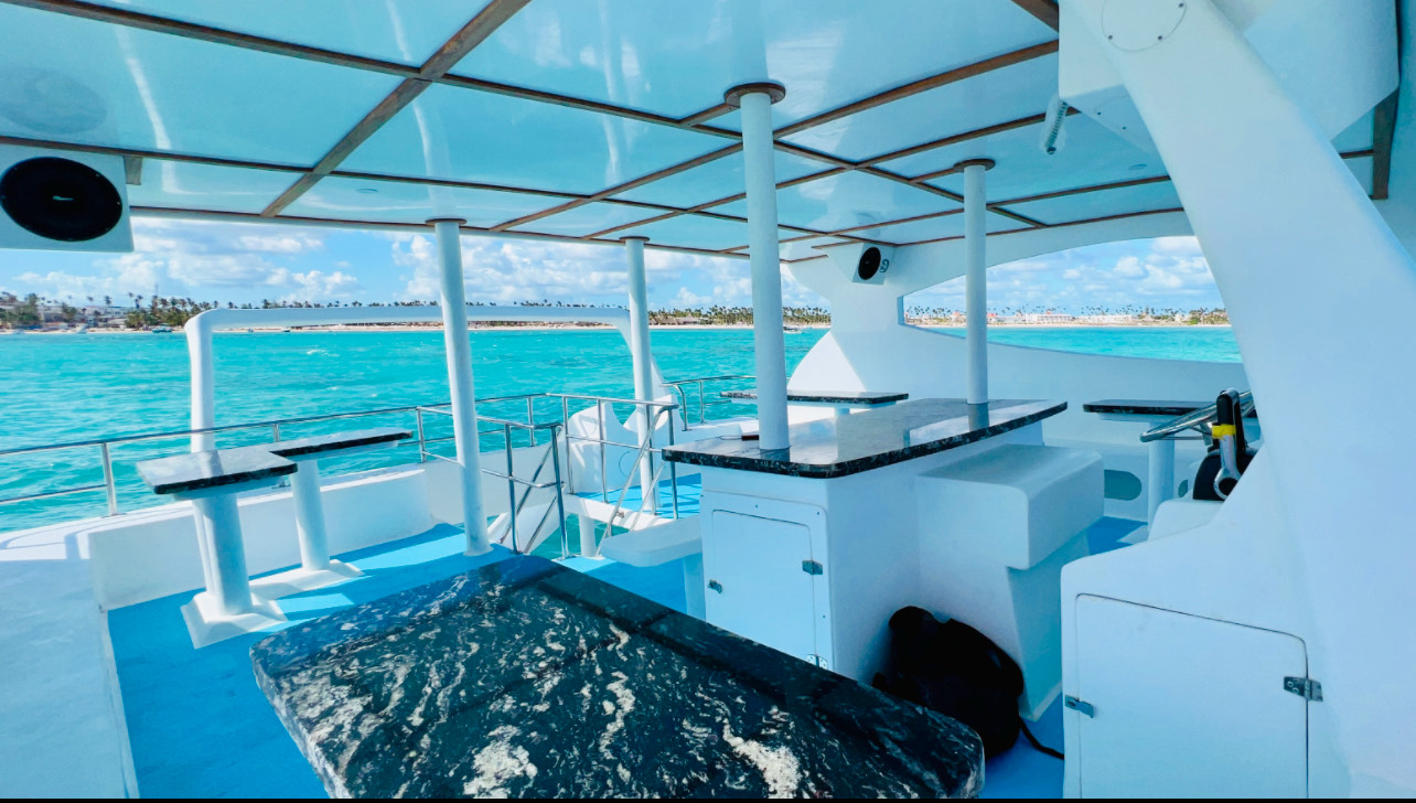 Share party Boat Snorkeling Sand Bar Cocktails Crystal Water vip