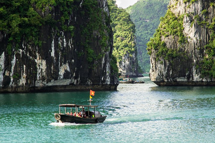 Shore Excursion: GLAMOUR OF HA LONG BAY FROM HA LONG PORT