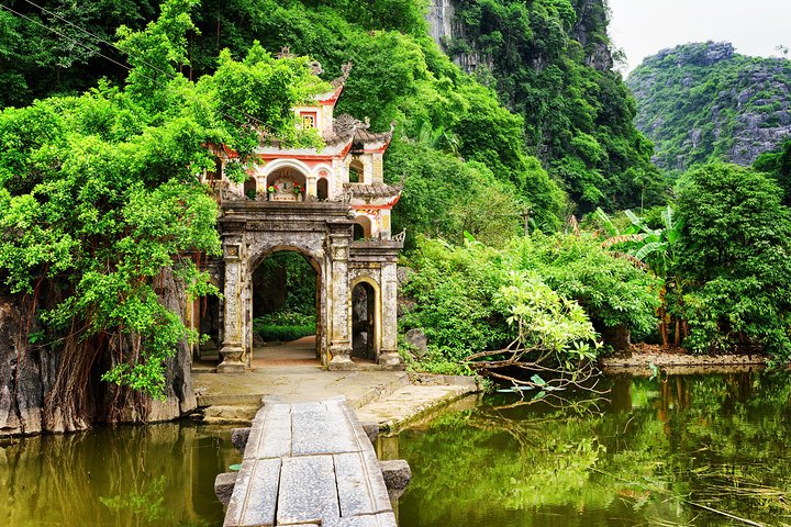 front gate to visit Bich Dong