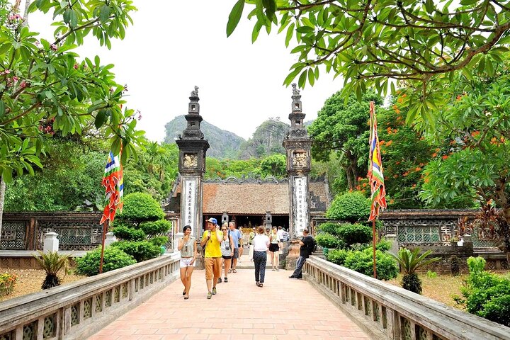 Small Group Ninh Binh Tour: Hoa Lu Tam Coc Full Day Tour from Hanoi