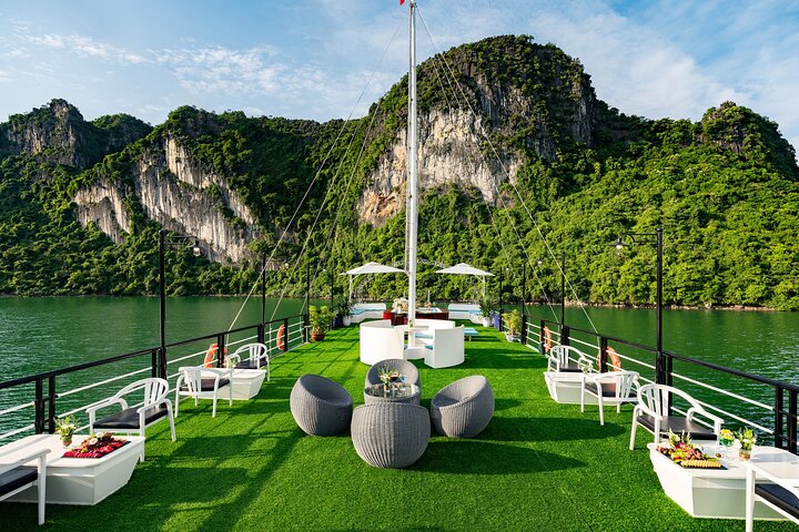Sonata Cruise: Halong Bay Day Trip with Buffet and Jacuzzi Pool