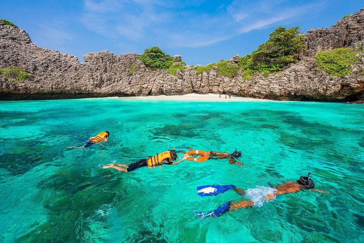 Tropical Escape: Rok & Haa Islands by Speedboat