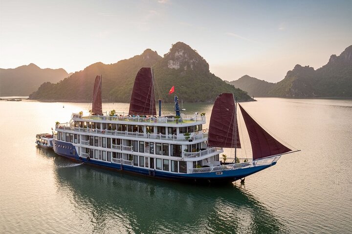 Verdure Luxury Cruise Halong Bay Overnight Cruise from Hanoi
