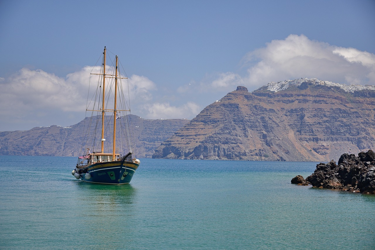 Volcanic Islands Cruise: Volcano, Hot Springs and Thirassia